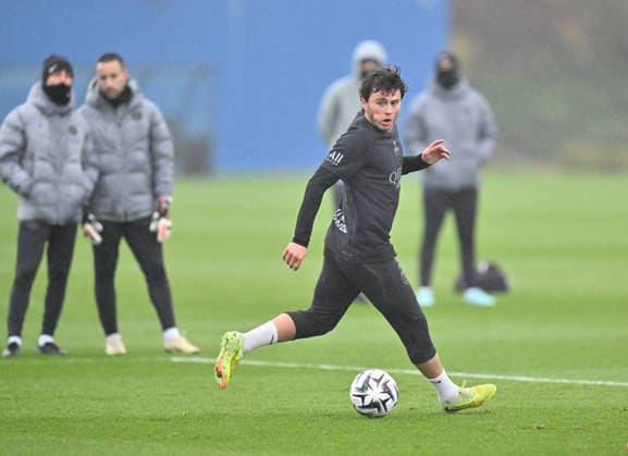 Paris Saint-Germain media day at the PSG Campus POISSY, FRANCE - DECEMBER 04: Player of Paris Saint-Germain Joao Neves in action during a training session on media day at the PSG Campus in Poissy, west of Paris, France on December 04, 2025. Mustafa Yalcin Anadolu Poissy France. Editorial use only. Please get in touch for any other usage.  Copyright: x2025xAnadoluxMustafaxYalcinx