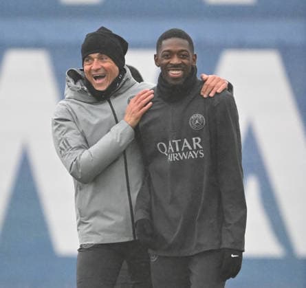Paris Saint-Germain media day at the PSG Campus POISSY, FRANCE - DECEMBER 04: Head coach of PSG Luis Enrique (L) and Ousmane Dembele (R) gesture during a training session on media day at the PSG Campus in Poissy, west of Paris, France on December 04, 2025. Mustafa Yalcin Anadolu Poissy France. Editorial use only. Please get in touch for any other usage.  Copyright: x2025xAnadoluxMustafaxYalcinx