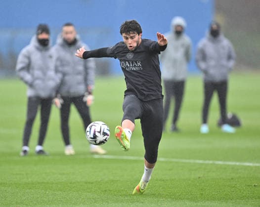 Paris Saint-Germain media day at the PSG Campus POISSY, FRANCE - DECEMBER 04: Player of Paris Saint-Germain Joao Neves in action during a training session on media day at the PSG Campus in Poissy, west of Paris, France on December 04, 2025. Mustafa Yalcin Anadolu Poissy France. Editorial use only. Please get in touch for any other usage.  Copyright: x2025xAnadoluxMustafaxYalcinx
