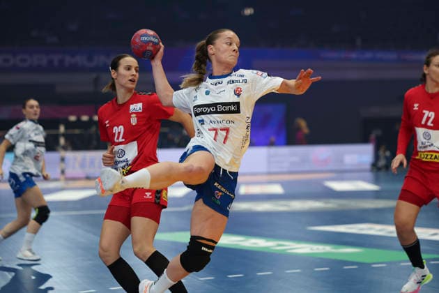GER, Dortmund, 27th Wommen s World Championship, WM, Weltmeisterschaft 2025, Hauptrunde Main Round, Gruppe Group II 2. Runde Round: Serbien Serbia (SRB) vs. Färöer Inseln Faroe Islands (FRO) 04.12.2025, Westfalenhalle, Dortmund, GER, Dortmund, 27th Wommen s World Championship 2025, Hauptrunde Main Round, Gruppe Group II 2. Runde Round: Serbien Serbia (SRB) vs. Färöer Inseln Faroe Islands (FRO), im Bild: Jana MITTÃöN (FRO 77), im Zweikampf gegen Jovana Jovović (SRB 22),