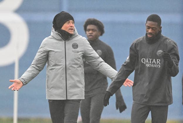 Paris Saint-Germain media day at the PSG Campus POISSY, FRANCE - DECEMBER 04: Head coach of PSG Luis Enrique (L) and Ousmane Dembele (R) gesture during a training session on media day at the PSG Campus in Poissy, west of Paris, France on December 04, 2025. Mustafa Yalcin Anadolu Poissy France. Editorial use only. Please get in touch for any other usage.  Copyright: x2025xAnadoluxMustafaxYalcinx