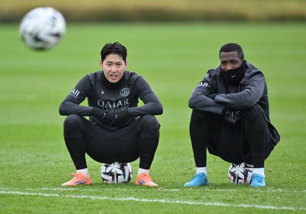 Paris Saint-Germain media day at the PSG Campus POISSY, FRANCE - DECEMBER 04: Players of Paris Saint-Germain (PSG) Lee Kang-in (L) and Willian Pacho (R) are seen during a training session on media day at the PSG Campus in Poissy, west of Paris, France on December 04, 2025. Mustafa Yalcin Anadolu Poissy France. Editorial use only. Please get in touch for any other usage.  Copyright: x2025xAnadoluxMustafaxYalcinx