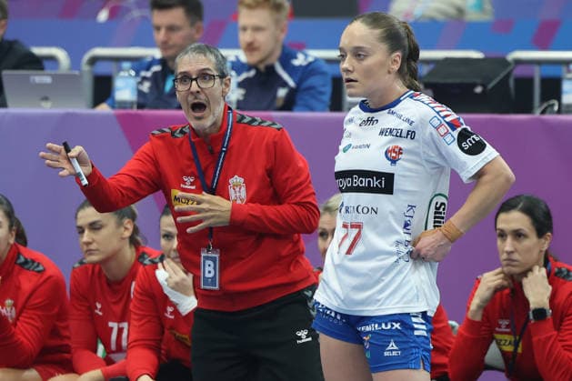 GER, Dortmund, 27th Wommen s World Championship, WM, Weltmeisterschaft 2025, Hauptrunde Main Round, Gruppe Group II 2. Runde Round: Serbien Serbia (SRB) vs. Färöer Inseln Faroe Islands (FRO) 04.12.2025, Westfalenhalle, Dortmund, GER, Dortmund, 27th Wommen s World Championship 2025, Hauptrunde Main Round, Gruppe Group II 2. Runde Round: Serbien Serbia (SRB) vs. Färöer Inseln Faroe Islands (FRO), im Bild: Jose Ignacio Prades Pons (Coach) (SRB), regt sich heftig auf, Gestik, Mimik, Emotionen, unzufrieden enttaeuscht niedergeschlagen,