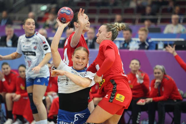 GER, Dortmund, 27th Wommen s World Championship, WM, Weltmeisterschaft 2025, Hauptrunde Main Round, Gruppe Group II 2. Runde Round: Serbien Serbia (SRB) vs. Färöer Inseln Faroe Islands (FRO) 04.12.2025, Westfalenhalle, Dortmund, GER, Dortmund, 27th Wommen s World Championship 2025, Hauptrunde Main Round, Gruppe Group II 2. Runde Round: Serbien Serbia (SRB) vs. Färöer Inseln Faroe Islands (FRO), im Bild: Suna HANSEN (FRO 10), im Zweikampf gegen AnÄ‘ela JanjuÅ¡ević (SRB 15), Jovana Skrobić (SRB 24),