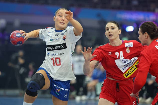 GER, Dortmund, 27th Wommen s World Championship, WM, Weltmeisterschaft 2025, Hauptrunde Main Round, Gruppe Group II 2. Runde Round: Serbien Serbia (SRB) vs. Färöer Inseln Faroe Islands (FRO) 04.12.2025, Westfalenhalle, Dortmund, GER, Dortmund, 27th Wommen s World Championship 2025, Hauptrunde Main Round, Gruppe Group II 2. Runde Round: Serbien Serbia (SRB) vs. Färöer Inseln Faroe Islands (FRO), im Bild: Suna HANSEN (FRO 10), im Zweikampf gegen Jovana Skrobić (SRB 24),