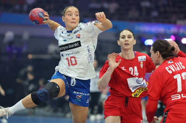 GER, Dortmund, 27th Wommen s World Championship, WM, Weltmeisterschaft 2025, Hauptrunde Main Round, Gruppe Group II 2. Runde Round: Serbien Serbia (SRB) vs. Färöer Inseln Faroe Islands (FRO) 04.12.2025, Westfalenhalle, Dortmund, GER, Dortmund, 27th Wommen s World Championship 2025, Hauptrunde Main Round, Gruppe Group II 2. Runde Round: Serbien Serbia (SRB) vs. Färöer Inseln Faroe Islands (FRO), im Bild: Suna HANSEN (FRO 10), im Zweikampf gegen Jovana Skrobić (SRB 24),