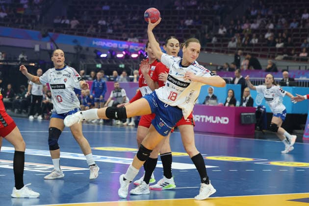 GER, Dortmund, 27th Wommen s World Championship, WM, Weltmeisterschaft 2025, Hauptrunde Main Round, Gruppe Group II 2. Runde Round: Serbien Serbia (SRB) vs. Färöer Inseln Faroe Islands (FRO) 04.12.2025, Westfalenhalle, Dortmund, GER, Dortmund, 27th Wommen s World Championship 2025, Hauptrunde Main Round, Gruppe Group II 2. Runde Round: Serbien Serbia (SRB) vs. Färöer Inseln Faroe Islands (FRO), im Bild: Pernille BRANDENBORG (FRO 18), mit einem Wurf auf s Tor
