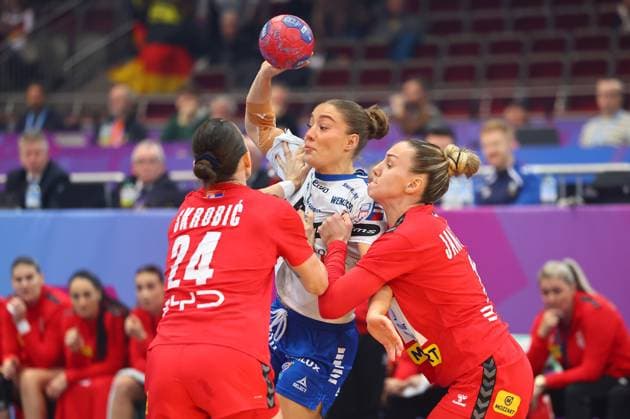 Suna Hansen (Färöer-Inseln) im Zweikampf mit Jovana Skrobic (Serbien, links) und Andela Janjusevic (Serbien) Färöer-Inseln vs Serbien, Handball, Frauen-Weltmeisterschaft, 04.12.2025 Färöer-Inseln vs Serbien, Handball, Frauen-Weltmeisterschaft, 04.12.2025 Dortmund Copyright: xEibner-Pressefotox EP_RWS