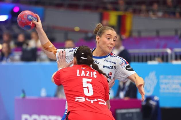 Suna Hansen (Färöer-Inseln) im Zweikampf mit Emilija Lazic (Serbien) Färöer-Inseln vs Serbien, Handball, Frauen-Weltmeisterschaft, 04.12.2025 Färöer-Inseln vs Serbien, Handball, Frauen-Weltmeisterschaft, 04.12.2025 Dortmund Copyright: xEibner-Pressefotox EP_RWS