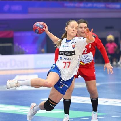 Torwurf von Jana Mittun (Färöer-Inseln) Färöer-Inseln vs Serbien, Handball, Frauen-Weltmeisterschaft, 04.12.2025 Färöer-Inseln vs Serbien, Handball, Frauen-Weltmeisterschaft, 04.12.2025 Dortmund Copyright: xEibner-Pressefotox EP_RWS