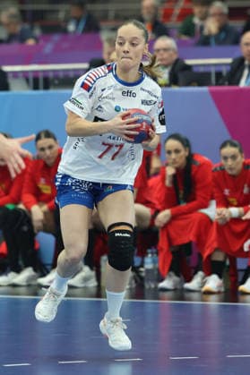 GER, Dortmund, 27th Wommen s World Championship, WM, Weltmeisterschaft 2025, Hauptrunde Main Round, Gruppe Group II 2. Runde Round: Serbien Serbia (SRB) vs. Färöer Inseln Faroe Islands (FRO) 04.12.2025, Westfalenhalle, Dortmund, GER, Dortmund, 27th Wommen s World Championship 2025, Hauptrunde Main Round, Gruppe Group II 2. Runde Round: Serbien Serbia (SRB) vs. Färöer Inseln Faroe Islands (FRO), im Bild: Jana MITTÃöN (FRO 77), Einzelaktion, Ganzkörper Ganzkoerper, Ball in der Hand