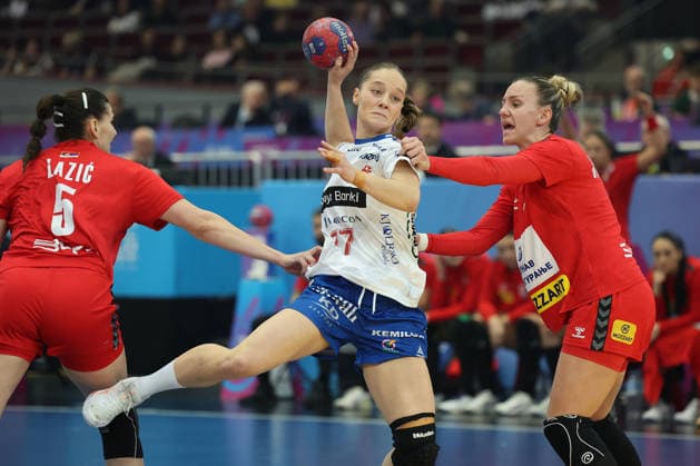 GER, Dortmund, 27th Wommen s World Championship, WM, Weltmeisterschaft 2025, Hauptrunde Main Round, Gruppe Group II 2. Runde Round: Serbien Serbia (SRB) vs. Färöer Inseln Faroe Islands (FRO) 04.12.2025, Westfalenhalle, Dortmund, GER, Dortmund, 27th Wommen s World Championship 2025, Hauptrunde Main Round, Gruppe Group II 2. Runde Round: Serbien Serbia (SRB) vs. Färöer Inseln Faroe Islands (FRO), im Bild: Jana MITTÃöN (FRO 77), im Zweikampf gegen AnÄ‘ela JanjuÅ¡ević (SRB 15), Emilija Lazić (SRB 5),