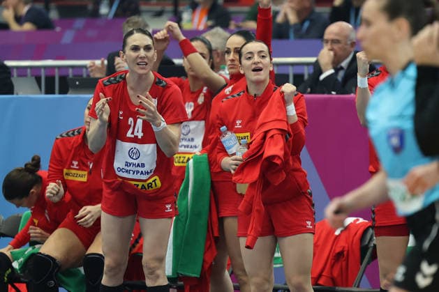 GER, Dortmund, 27th Wommen s World Championship, WM, Weltmeisterschaft 2025, Hauptrunde Main Round, Gruppe Group II 2. Runde Round: Serbien Serbia (SRB) vs. Färöer Inseln Faroe Islands (FRO) 04.12.2025, Westfalenhalle, Dortmund, GER, Dortmund, 27th Wommen s World Championship 2025, Hauptrunde Main Round, Gruppe Group II 2. Runde Round: Serbien Serbia (SRB) vs. Färöer Inseln Faroe Islands (FRO), im Bild: die serbische Bank freut sich