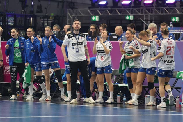 GER, Dortmund, 27th Wommen s World Championship, WM, Weltmeisterschaft 2025, Hauptrunde Main Round, Gruppe Group II 2. Runde Round: Serbien Serbia (SRB) vs. Färöer Inseln Faroe Islands (FRO) 04.12.2025, Westfalenhalle, Dortmund, GER, Dortmund, 27th Wommen s World Championship 2025, Hauptrunde Main Round, Gruppe Group II 2. Runde Round: Serbien Serbia (SRB) vs. Färöer Inseln Faroe Islands (FRO), im Bild: die Färöerer Bank freut sich