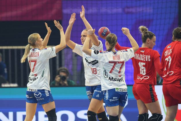GER, Dortmund, 27th Wommen s World Championship, WM, Weltmeisterschaft 2025, Hauptrunde Main Round, Gruppe Group II 2. Runde Round: Serbien Serbia (SRB) vs. Färöer Inseln Faroe Islands (FRO) 04.12.2025, Westfalenhalle, Dortmund, GER, Dortmund, 27th Wommen s World Championship 2025, Hauptrunde Main Round, Gruppe Group II 2. Runde Round: Serbien Serbia (SRB) vs. Färöer Inseln Faroe Islands (FRO), im Bild: Torjubel Jubel Jubellauf, Liv ZACHARIASEN (FRO 17), Pernille BRANDENBORG (FRO 18), Jana MITTÃöN (FRO 77),