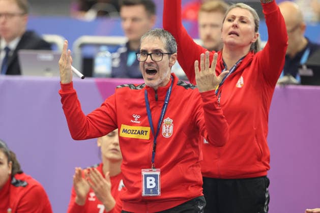 GER, Dortmund, 27th Wommen s World Championship, WM, Weltmeisterschaft 2025, Hauptrunde Main Round, Gruppe Group II 2. Runde Round: Serbien Serbia (SRB) vs. Färöer Inseln Faroe Islands (FRO) 04.12.2025, Westfalenhalle, Dortmund, GER, Dortmund, 27th Wommen s World Championship 2025, Hauptrunde Main Round, Gruppe Group II 2. Runde Round: Serbien Serbia (SRB) vs. Färöer Inseln Faroe Islands (FRO), im Bild: Jose Ignacio Prades Pons (Coach) (SRB), aergert sich heftig