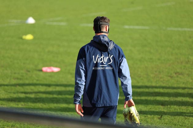 04.12.2025, xrekx, Fussball 3.Liga, 1.FC Saarbruecken - Training v.l. Sven Sonnenberg (1.FC Saarbruecken) beim ersten Training nach seiner Verletzung, Maske, Cut, Augenhoehlenbruch (DFL DFB REGULATIONS PROHIBIT ANY USE OF PHOTOGRAPHS as IMAGE SEQUENCES and or QUASI-VIDEO) Saarbruecken