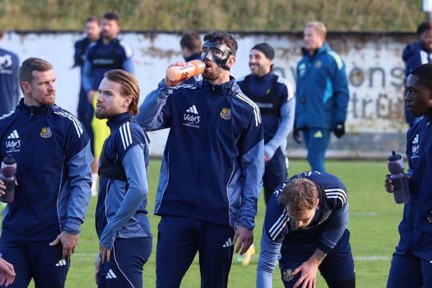 04.12.2025, xrekx, Fussball 3.Liga, 1.FC Saarbruecken - Training v.l. Sven Sonnenberg (1.FC Saarbruecken) beim ersten Training nach seiner Verletzung, Maske, Cut, Augenhoehlenbruch (DFL DFB REGULATIONS PROHIBIT ANY USE OF PHOTOGRAPHS as IMAGE SEQUENCES and or QUASI-VIDEO) Saarbruecken