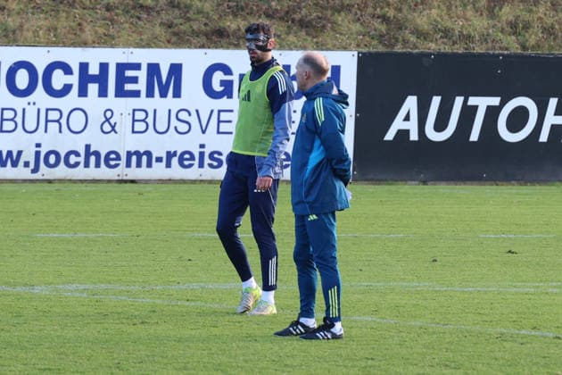 04.12.2025, xrekx, Fussball 3.Liga, 1.FC Saarbruecken - Training v.l. Sven Sonnenberg (1.FC Saarbruecken) beim ersten Training nach seiner Verletzung, Maske, Cut, Augenhoehlenbruch Jürgen Juergen Luginger Interimstrainer (1.FC Saarbruecken) (DFL DFB REGULATIONS PROHIBIT ANY USE OF PHOTOGRAPHS as IMAGE SEQUENCES and or QUASI-VIDEO) Saarbruecken