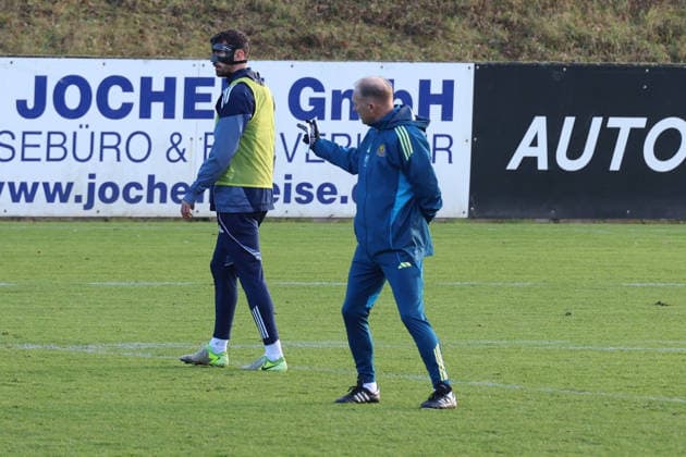04.12.2025, xrekx, Fussball 3.Liga, 1.FC Saarbruecken - Training v.l. Sven Sonnenberg (1.FC Saarbruecken) beim ersten Training nach seiner Verletzung, Maske, Cut, Augenhoehlenbruch Jürgen Juergen Luginger Interimstrainer (1.FC Saarbruecken) (DFL DFB REGULATIONS PROHIBIT ANY USE OF PHOTOGRAPHS as IMAGE SEQUENCES and or QUASI-VIDEO) Saarbruecken