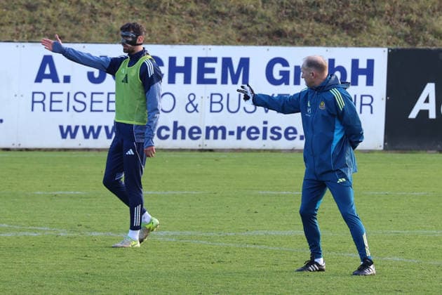 04.12.2025, xrekx, Fussball 3.Liga, 1.FC Saarbruecken - Training v.l. Sven Sonnenberg (1.FC Saarbruecken) beim ersten Training nach seiner Verletzung, Maske, Cut, Augenhoehlenbruch Jürgen Juergen Luginger Interimstrainer (1.FC Saarbruecken) (DFL DFB REGULATIONS PROHIBIT ANY USE OF PHOTOGRAPHS as IMAGE SEQUENCES and or QUASI-VIDEO) Saarbruecken