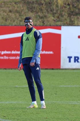04.12.2025, xrekx, Fussball 3.Liga, 1.FC Saarbruecken - Training v.l. Sven Sonnenberg (1.FC Saarbruecken) beim ersten Training nach seiner Verletzung, Maske, Cut, Augenhoehlenbruch (DFL DFB REGULATIONS PROHIBIT ANY USE OF PHOTOGRAPHS as IMAGE SEQUENCES and or QUASI-VIDEO) Saarbruecken