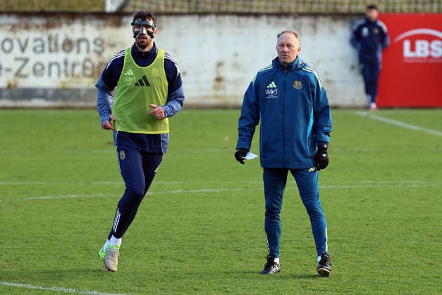 04.12.2025, xrekx, Fussball 3.Liga, 1.FC Saarbruecken - Training v.l. Sven Sonnenberg (1.FC Saarbruecken) beim ersten Training nach seiner Verletzung, Maske, Cut, Augenhoehlenbruch Jürgen Juergen Luginger Interimstrainer (1.FC Saarbruecken) (DFL DFB REGULATIONS PROHIBIT ANY USE OF PHOTOGRAPHS as IMAGE SEQUENCES and or QUASI-VIDEO) Saarbruecken
