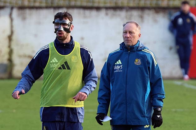 04.12.2025, xrekx, Fussball 3.Liga, 1.FC Saarbruecken - Training v.l. Sven Sonnenberg (1.FC Saarbruecken) beim ersten Training nach seiner Verletzung, Maske, Cut, Augenhoehlenbruch Jürgen Juergen Luginger Interimstrainer (1.FC Saarbruecken) (DFL DFB REGULATIONS PROHIBIT ANY USE OF PHOTOGRAPHS as IMAGE SEQUENCES and or QUASI-VIDEO) Saarbruecken