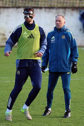 04.12.2025, xrekx, Fussball 3.Liga, 1.FC Saarbruecken - Training v.l. Sven Sonnenberg (1.FC Saarbruecken) beim ersten Training nach seiner Verletzung, Maske, Cut, Augenhoehlenbruch Jürgen Juergen Luginger Interimstrainer (1.FC Saarbruecken) (DFL DFB REGULATIONS PROHIBIT ANY USE OF PHOTOGRAPHS as IMAGE SEQUENCES and or QUASI-VIDEO) Saarbruecken