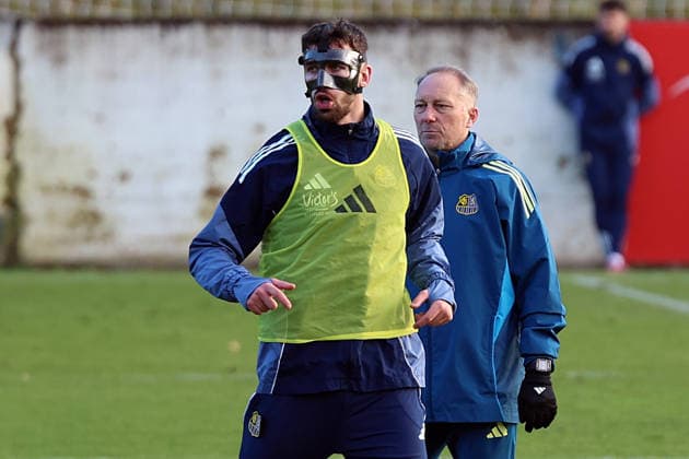 04.12.2025, xrekx, Fussball 3.Liga, 1.FC Saarbruecken - Training v.l. Sven Sonnenberg (1.FC Saarbruecken) beim ersten Training nach seiner Verletzung, Maske, Cut, Augenhoehlenbruch Jürgen Juergen Luginger Interimstrainer (1.FC Saarbruecken) (DFL DFB REGULATIONS PROHIBIT ANY USE OF PHOTOGRAPHS as IMAGE SEQUENCES and or QUASI-VIDEO) Saarbruecken