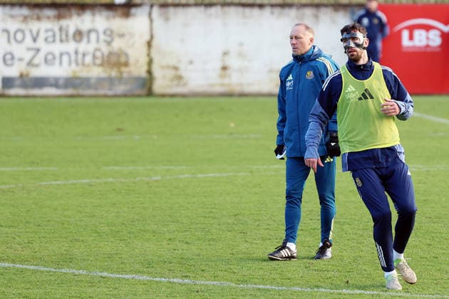 04.12.2025, xrekx, Fussball 3.Liga, 1.FC Saarbruecken - Training v.l. Jürgen Juergen Luginger Interimstrainer (1.FC Saarbruecken) Sven Sonnenberg (1.FC Saarbruecken) beim ersten Training nach seiner Verletzung, Maske, Cut, Augenhoehlenbruch (DFL DFB REGULATIONS PROHIBIT ANY USE OF PHOTOGRAPHS as IMAGE SEQUENCES and or QUASI-VIDEO) Saarbruecken