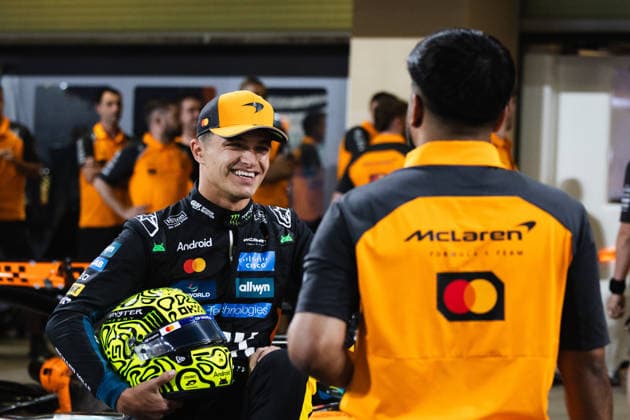 December 4, 2025, Abu Dhabi, Abu Dhabi, United Arab Emirates: 4 LANDO NORRIS (GBR, McLaren Racing F1 Team) taking the team photo of the 2025 Formula 1 season on Media Day (Thursday) at the Formula 1 Etihad Airways Abu Dhabi Prix 2025 at the Yas Marina Circuit in Abu Dhabi, United Arab Emirates Abu Dhabi United Arab Emirates - ZUMAr193 20251204_zsp_r193_176 Copyright: xSaraxRuffonix