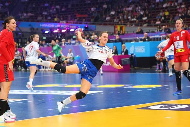 Torwurf von Pernille Brandenborg (Färöer-Inseln) Färöer-Inseln vs Serbien, Handball, Frauen-Weltmeisterschaft, 04.12.2025 Färöer-Inseln vs Serbien, Handball, Frauen-Weltmeisterschaft, 04.12.2025 Dortmund Copyright: xEibner-Pressefotox EP_RWS