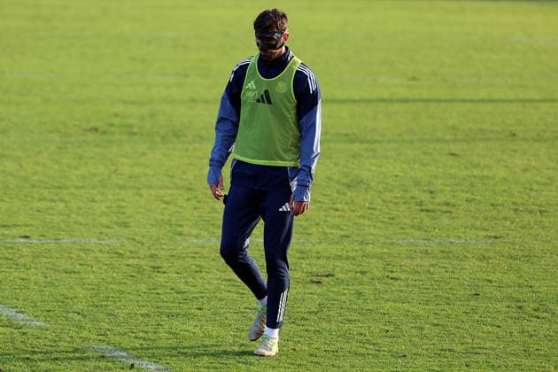 04.12.2025, xrekx, Fussball 3.Liga, 1.FC Saarbruecken - Training v.l. Sven Sonnenberg (1.FC Saarbruecken) beim ersten Training nach seiner Verletzung, Maske, Cut, Augenhoehlenbruch (DFL DFB REGULATIONS PROHIBIT ANY USE OF PHOTOGRAPHS as IMAGE SEQUENCES and or QUASI-VIDEO) Saarbruecken