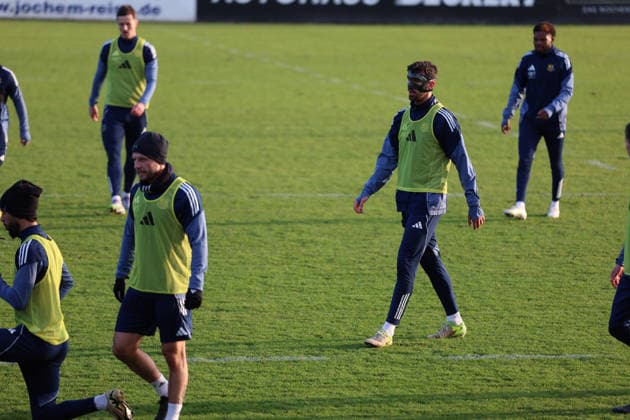 04.12.2025, xrekx, Fussball 3.Liga, 1.FC Saarbruecken - Training v.l. Sven Sonnenberg (1.FC Saarbruecken) beim ersten Training nach seiner Verletzung, Maske, Cut, Augenhoehlenbruch (DFL DFB REGULATIONS PROHIBIT ANY USE OF PHOTOGRAPHS as IMAGE SEQUENCES and or QUASI-VIDEO) Saarbruecken