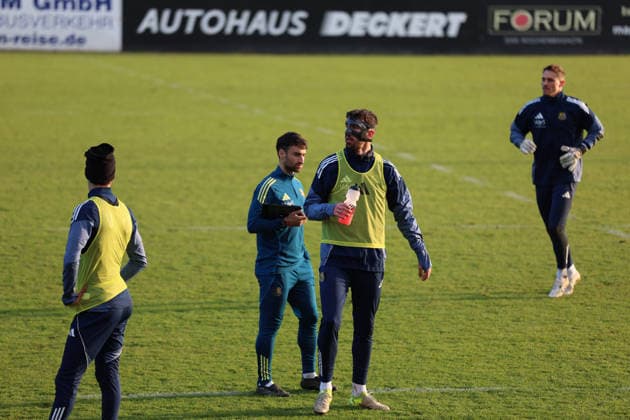 04.12.2025, xrekx, Fussball 3.Liga, 1.FC Saarbruecken - Training v.l. Sven Sonnenberg (1.FC Saarbruecken) beim ersten Training nach seiner Verletzung, Maske, Cut, Augenhoehlenbruch (DFL DFB REGULATIONS PROHIBIT ANY USE OF PHOTOGRAPHS as IMAGE SEQUENCES and or QUASI-VIDEO) Saarbruecken