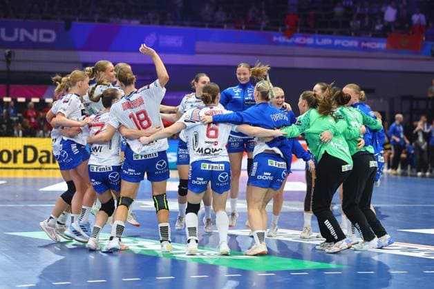 Die Mannschaft der Färöer-Inseln feiert das Unentschieden gegen Serbien Färöer-Inseln vs Serbien, Handball, Frauen-Weltmeisterschaft, 04.12.2025 Färöer-Inseln vs Serbien, Handball, Frauen-Weltmeisterschaft, 04.12.2025 Dortmund Copyright: xEibner-Pressefotox EP_RWS