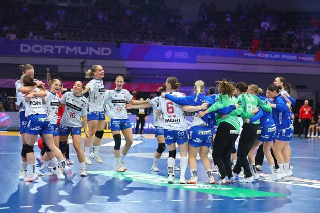 Die Mannschaft der Färöer-Inseln feiert das Unentschieden gegen Serbien Färöer-Inseln vs Serbien, Handball, Frauen-Weltmeisterschaft, 04.12.2025 Färöer-Inseln vs Serbien, Handball, Frauen-Weltmeisterschaft, 04.12.2025 Dortmund Copyright: xEibner-Pressefotox EP_RWS