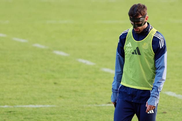 04.12.2025, xrekx, Fussball 3.Liga, 1.FC Saarbruecken - Training v.l. Sven Sonnenberg (1.FC Saarbruecken) beim ersten Training nach seiner Verletzung, Maske, Cut, Augenhoehlenbruch (DFL DFB REGULATIONS PROHIBIT ANY USE OF PHOTOGRAPHS as IMAGE SEQUENCES and or QUASI-VIDEO) Saarbruecken