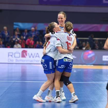 Jana Mittun (Färöer-Inseln), Pernille Brandenborg (Färöer-Inseln) und Suna Hansen (Färöer-Inseln, von links) feiern das Unentschieden gegen Serbien Färöer-Inseln vs Serbien, Handball, Frauen-Weltmeisterschaft, 04.12.2025 Färöer-Inseln vs Serbien, Handball, Frauen-Weltmeisterschaft, 04.12.2025 Dortmund Copyright: xEibner-Pressefotox EP_RWS