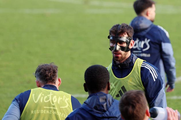 04.12.2025, xrekx, Fussball 3.Liga, 1.FC Saarbruecken - Training v.l. Sven Sonnenberg (1.FC Saarbruecken) beim ersten Training nach seiner Verletzung, Maske, Cut, Augenhoehlenbruch (DFL DFB REGULATIONS PROHIBIT ANY USE OF PHOTOGRAPHS as IMAGE SEQUENCES and or QUASI-VIDEO) Saarbruecken