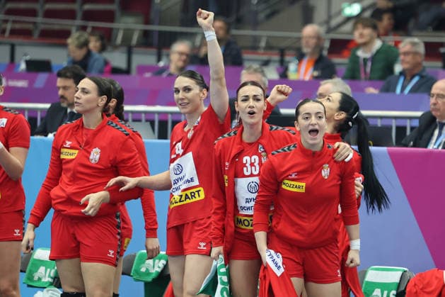 GER, Dortmund, 27th Wommen s World Championship, WM, Weltmeisterschaft 2025, Hauptrunde Main Round, Gruppe Group II 2. Runde Round: Serbien Serbia (SRB) vs. Färöer Inseln Faroe Islands (FRO) 04.12.2025, Westfalenhalle, Dortmund, GER, Dortmund, 27th Wommen s World Championship 2025, Hauptrunde Main Round, Gruppe Group II 2. Runde Round: Serbien Serbia (SRB) vs. Färöer Inseln Faroe Islands (FRO), im Bild: Torjubel Jubel Jubellauf, Jovana Skrobić (SRB 24), Teodora Velickovic (SRB 33),
