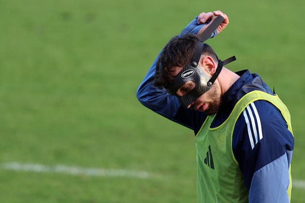 04.12.2025, xrekx, Fussball 3.Liga, 1.FC Saarbruecken - Training v.l. Sven Sonnenberg (1.FC Saarbruecken) beim ersten Training nach seiner Verletzung, Maske, Cut, Augenhoehlenbruch (DFL DFB REGULATIONS PROHIBIT ANY USE OF PHOTOGRAPHS as IMAGE SEQUENCES and or QUASI-VIDEO) Saarbruecken