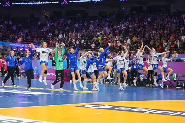 Die Mannschaft der Färöer-Inseln feiert das Unentschieden gegen Serbien Färöer-Inseln vs Serbien, Handball, Frauen-Weltmeisterschaft, 04.12.2025 Färöer-Inseln vs Serbien, Handball, Frauen-Weltmeisterschaft, 04.12.2025 Dortmund Copyright: xEibner-Pressefotox EP_RWS
