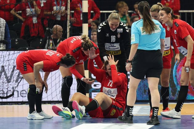 GER, Dortmund, 27th Wommen s World Championship, WM, Weltmeisterschaft 2025, Hauptrunde Main Round, Gruppe Group II 2. Runde Round: Serbien Serbia (SRB) vs. Färöer Inseln Faroe Islands (FRO) 04.12.2025, Westfalenhalle, Dortmund, GER, Dortmund, 27th Wommen s World Championship 2025, Hauptrunde Main Round, Gruppe Group II 2. Runde Round: Serbien Serbia (SRB) vs. Färöer Inseln Faroe Islands (FRO), im Bild: Dragana Cvijić (SRB 72), ist verletzt Schmerzen Verletzung,
