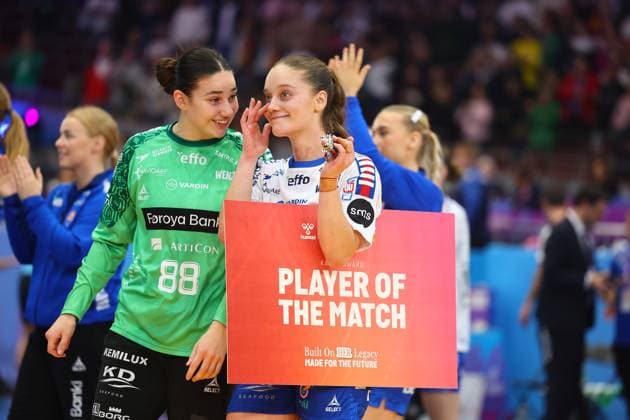 Jana Mittun (Färöer-Inseln, rechts) mit der Auszeichnung fuer die Spielerin des Spiels, links: Rakul Warum (Färöer-Inseln) Färöer-Inseln vs Serbien, Handball, Frauen-Weltmeisterschaft, 04.12.2025 Färöer-Inseln vs Serbien, Handball, Frauen-Weltmeisterschaft, 04.12.2025 Dortmund Copyright: xEibner-Pressefotox EP_RWS