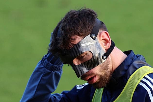 04.12.2025, xrekx, Fussball 3.Liga, 1.FC Saarbruecken - Training v.l. Sven Sonnenberg (1.FC Saarbruecken) beim ersten Training nach seiner Verletzung, Maske, Cut, Augenhoehlenbruch (DFL DFB REGULATIONS PROHIBIT ANY USE OF PHOTOGRAPHS as IMAGE SEQUENCES and or QUASI-VIDEO) Saarbruecken