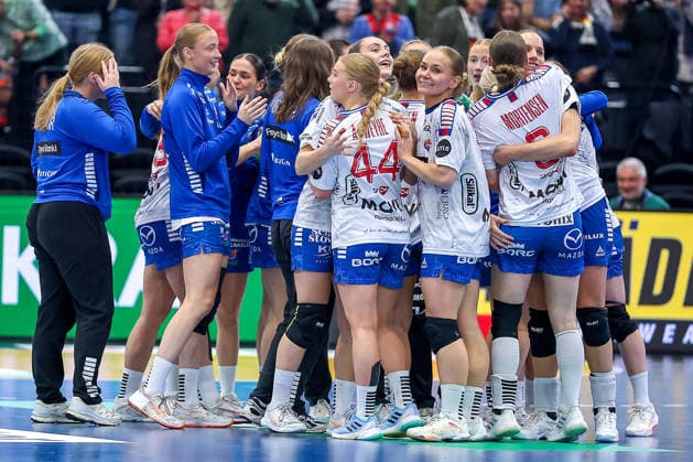 04.12.2025, Handball WM Frauen, Hauptrunde, Färöer Islands - Serbien, 27th IHF Women s Handball World Championship, WM, Weltmeisterschaft Westfalenhalle Dortmund: Jubel nach dem 31:31 Unentschieden bei den Färöer Island Frauen. Nordrhein-Westfalen Deutschland