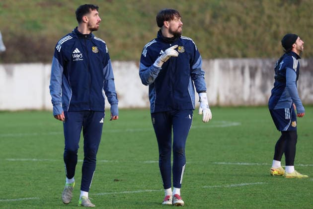 04.12.2025, xrekx, Fussball 3.Liga, 1.FC Saarbruecken - Training v.l. Sven Sonnenberg (1.FC Saarbruecken) beim ersten Training nach seiner Verletzung, Maske, Cut, Augenhoehlenbruch Phillip Menzel (1.FC Saarbruecken) (DFL DFB REGULATIONS PROHIBIT ANY USE OF PHOTOGRAPHS as IMAGE SEQUENCES and or QUASI-VIDEO) Saarbruecken