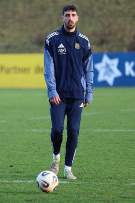 04.12.2025, xrekx, Fussball 3.Liga, 1.FC Saarbruecken - Training v.l. Sven Sonnenberg (1.FC Saarbruecken) beim ersten Training nach seiner Verletzung, Maske, Cut, Augenhoehlenbruch (DFL DFB REGULATIONS PROHIBIT ANY USE OF PHOTOGRAPHS as IMAGE SEQUENCES and or QUASI-VIDEO) Saarbruecken